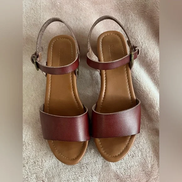 CUSHIONAIRE - Sloan Faux Wood Sandals - Picture 5 of 10